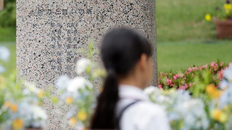 אנדרטה לזכר הרוגי התקיפה בבית הספר באיקדה בשנת 2001