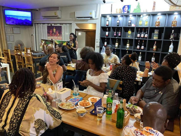 ארה"ב ארוחת ערב של אנשים ממוצא אפריקני ב מסעדה ג'מייקנית ב בנגקוק תאילנד לרגל Juneteenth
