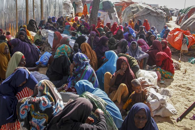 סומליה רעב משבר מזון מחנה פליטים עקורים ליד מוגדישו