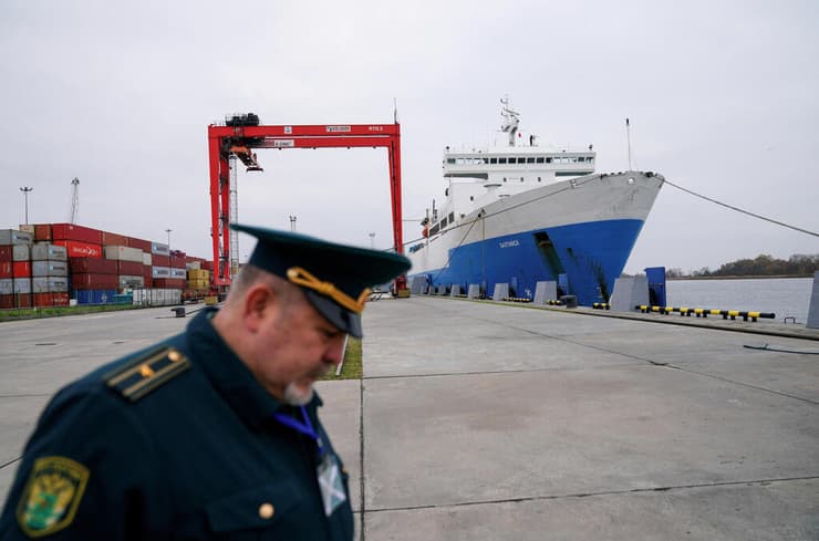 שוטר רוסי ב נמל של קלינינגרד מובלעת רוסית ב ליטא