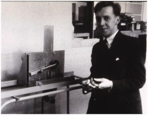 מפגש גורלי. טום בראון ב-1957 (כנראה) עם אב-טיפוס מוקדם של מכשיר אולטרסאונד דו-ממדי