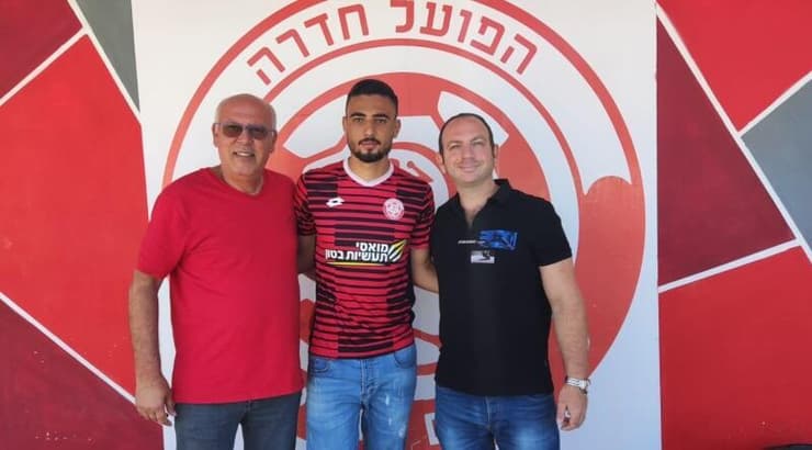 טארק בושנאק חותם בחדרה באצעות סוכנו עו"ד שי אבני