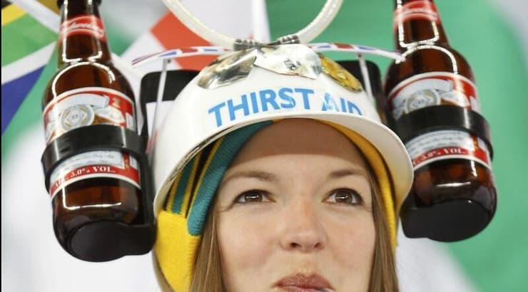 האוהדים יוציאו הרבה כסף על בירות (רויטרס) האוהדים יוציאו הרבה כסף על בירות