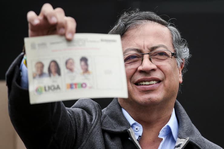 קולומביה גוסטבו פטרו נבחר ל נשיא בתמונה הוא מצביע בבחירות בסיבוב השני