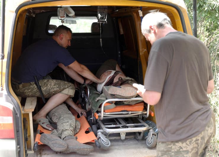 אוקראינה מפנים חייל אוקראיני פצוע ב לחימה ב דונבאס