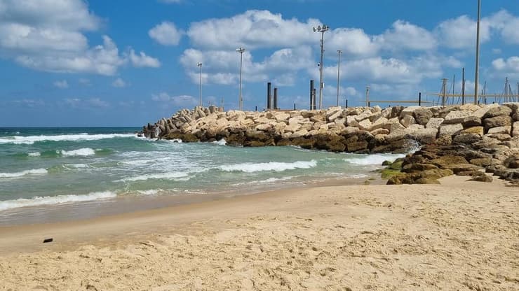 רצועת חוף קטנה ומסוכנת בחוף דליה