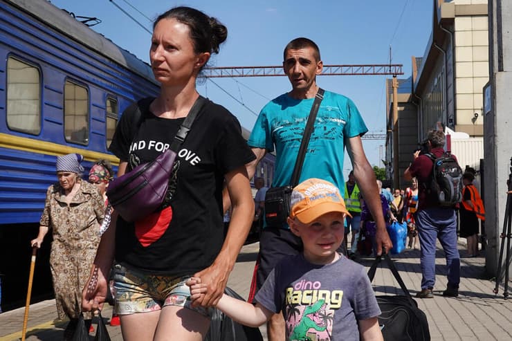 אוקראינה תושבים מ פוקרובסק מנסים לברוח ברכבת ל דניפרו