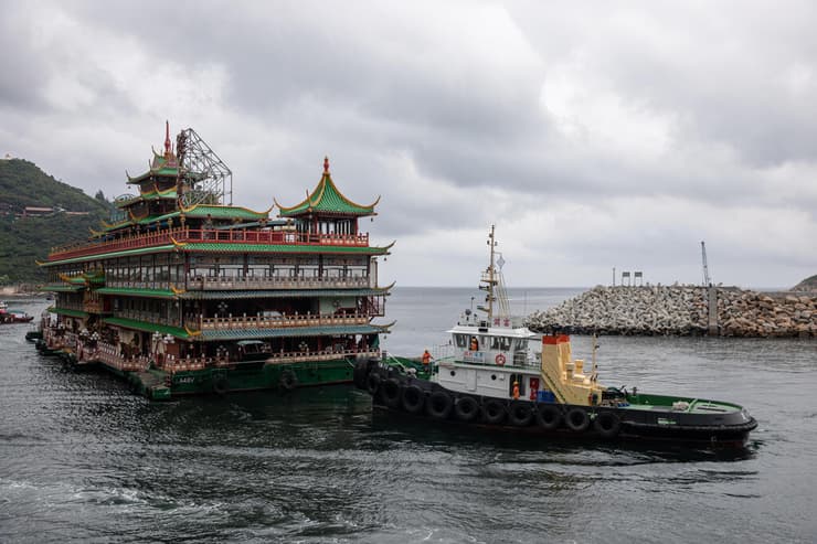 הונג קונג מסעדה צפה ענקית נגררת 14 ביוני לפני ש טבעה בים