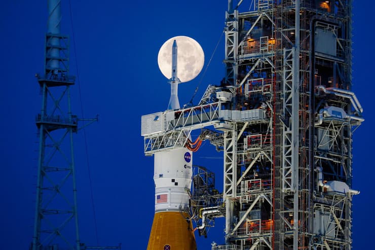 החללית אוריון (בלבן) מחוברת למשגר והירח