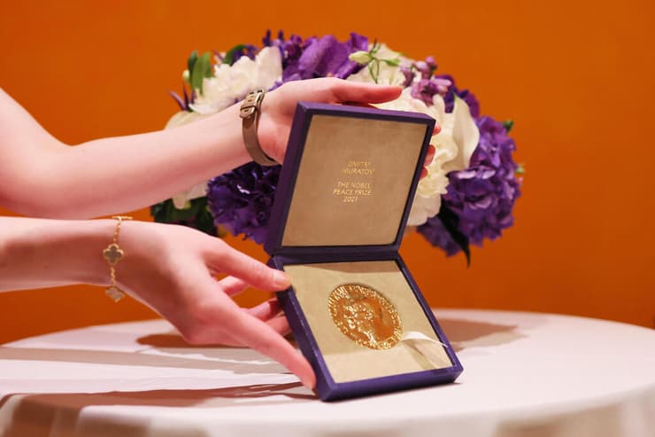 דמיטרי מורטוב חתן פרס נובל ל שלום מכר את ה מדליה במכירה פומבית 