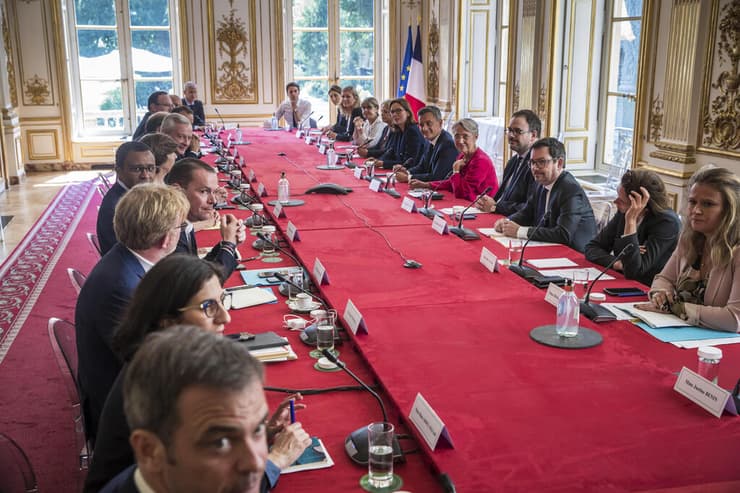 ראש ממשלת צרפת אליזבת בורן בראש ישיבת ממשלה