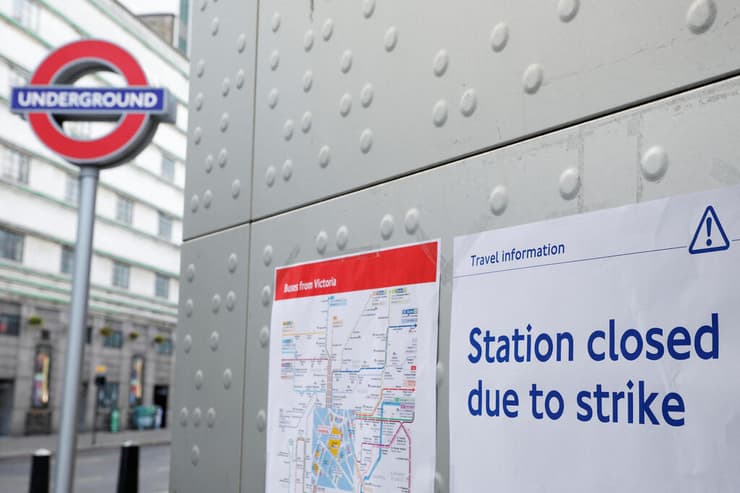 לונדון בריטניה כניסה ל תחנת רכבת תחתית ויקטוריה סגורה