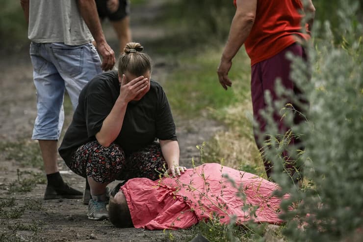 אוקראינה ליסינצ'נסק דונבאס אישה בוכה על גופת קרוב משפחתה ש נהרג ב הפגזה