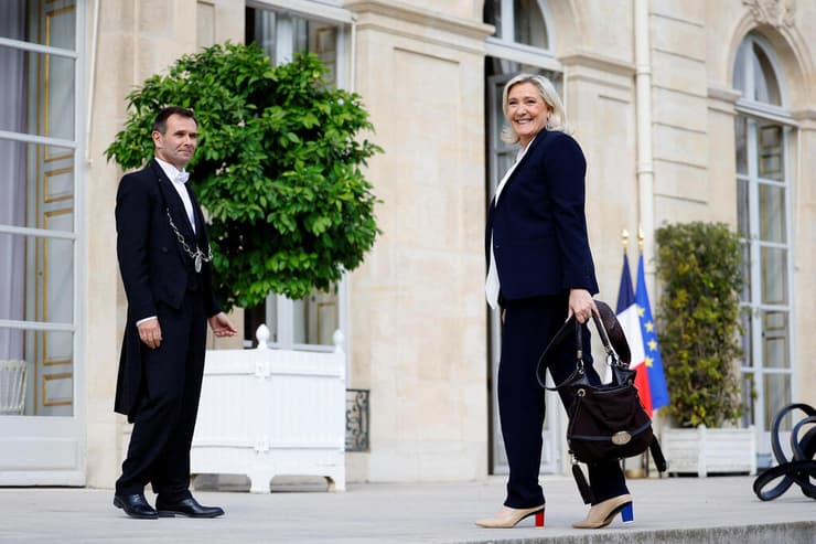 צרפת מרין לה פן מגיעה לפגישה עם עמנואל מקרון ב ארמון האליזה