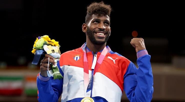 אנדי קרוס עם מדליית הזהב בטוקיו (רויטרס) אנדי קרוס עם מדליית הזהב בטוקיו