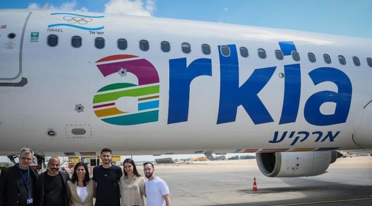 הלוגו על המטוס