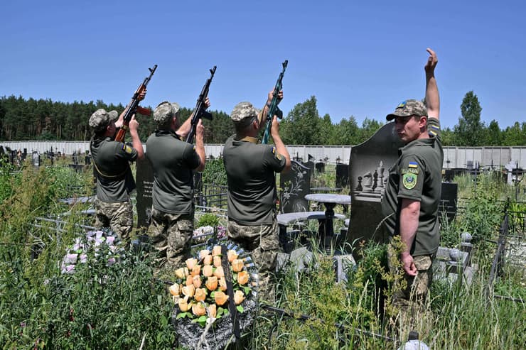אוקראינה חיילים ירי כבוד ליד קייב לכבוד חייל שנהרג