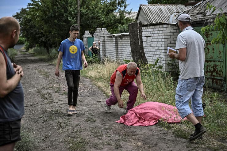 אוקראינה ליסינצ'נסק דונבאס גבר רץ לעבר גופת בנו ש נהרג ב הפגזה