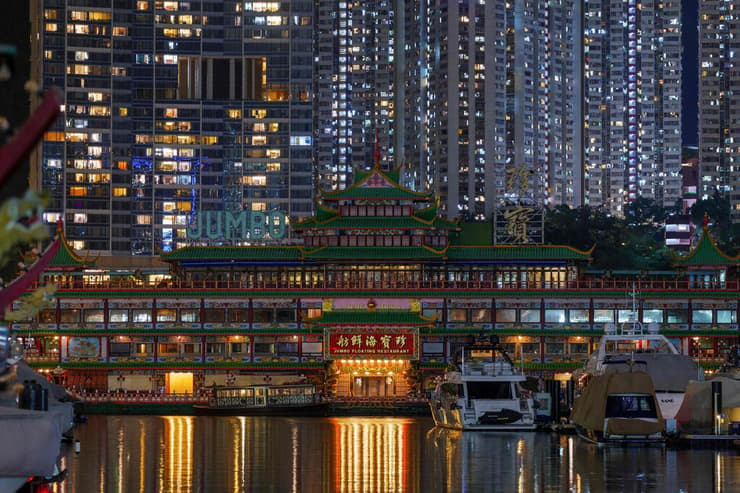 הונג קונג מסעדה צפה ענקית 12 ביוני לפני ש טבעה בים