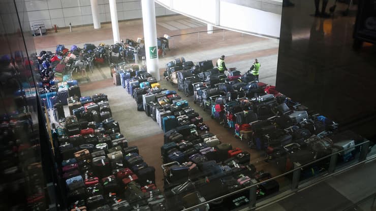 אלפי מזוודות ממתינות לטיפול בנמל התעופה לונדון הית'רו