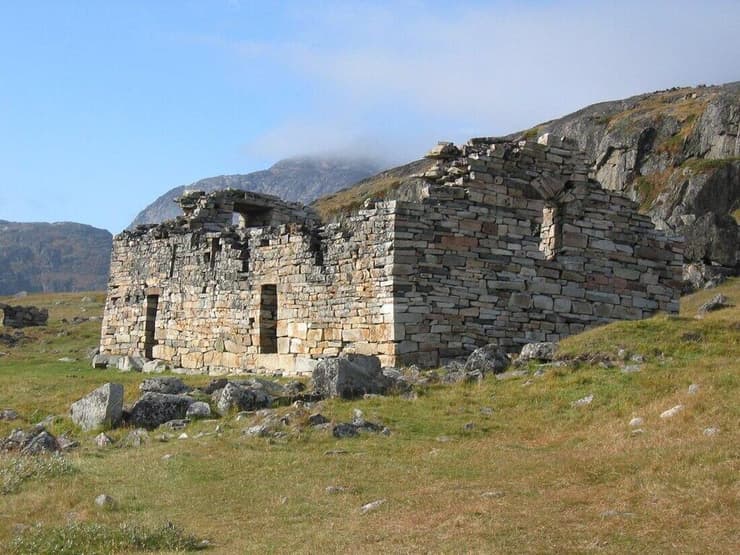חורבות כנסיות מישובים נורדיים עתיקים במזרח גרינלנד