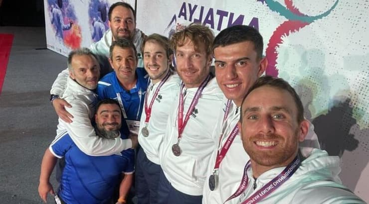 נבחרת ישראל בסייף עם המדליה