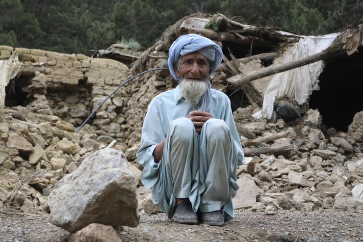 תושבים באזור ספרה במחוז חוסת ב אפגניסטן אחרי רעידת אדמה