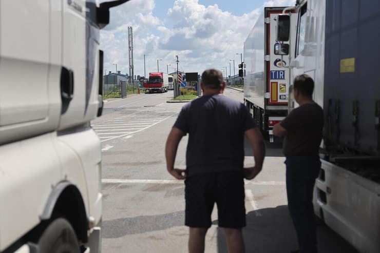 משאיות בגבול ליטא ו קלינינגרד מובלעת של רוסיה