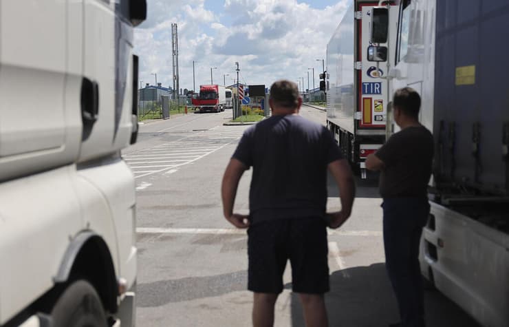 משאיות בגבול ליטא ו קלינינגרד מובלעת של רוסיה