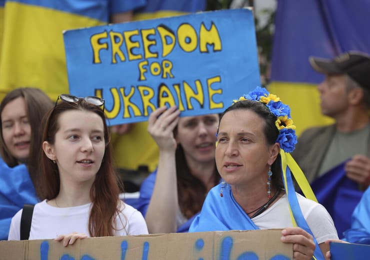 מפגינים בעד אוקראינה מחוץ לפסגת מנהיגי האיחוד האירופי ב בריסל