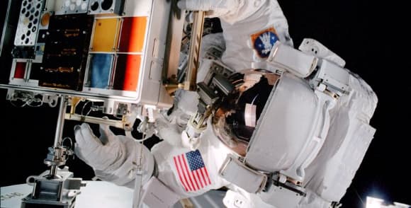 ההיסטוריה של העתיד. אסטרונאוט בוחן חומרים חדשניים מחוץ לחתנת החלל 