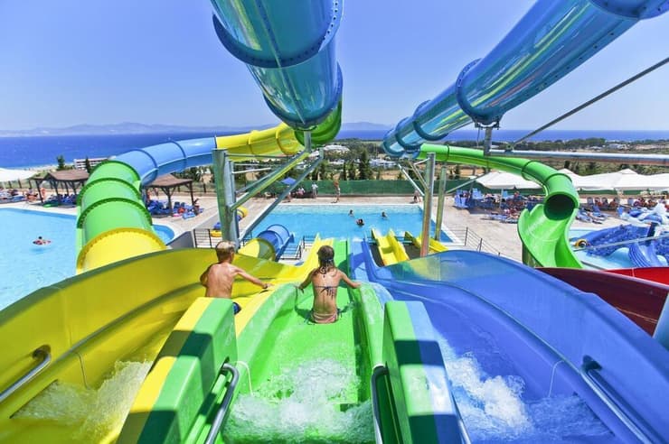פארק המים במלון אקווה לנד קיפריוטיס (Kipriotis Aqualand)