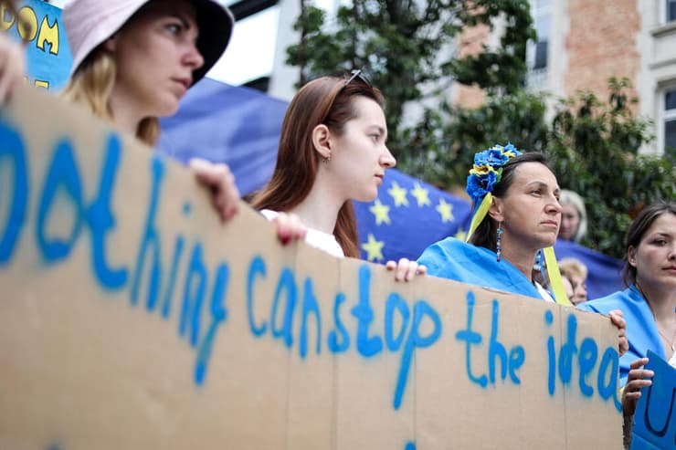  מפגינים בעד אוקראינה מחוץ לפסגת מנהיגי האיחוד האירופי ב בריסל