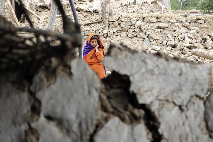 תושבים באזור ספרה במחוז חוסת ב אפגניסטן אחרי רעידת אדמה