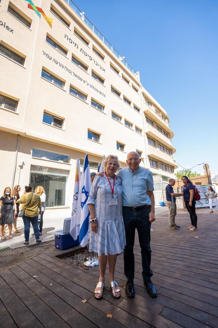 נשיא אוניברסיטת חיפה, פרופ' רון רובין, והתורמת הרטה עמיר ליד המבנה החדש