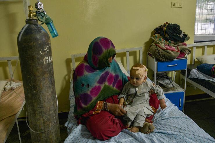 פצועים מ רעידת אדמה ב אפגניסטן ב בית חולים בעיר שראן באזור גאיין