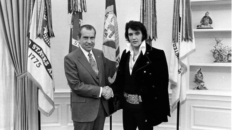 אלביס נפגש עם הנשיא ניקסון בבית הלבן בשנת 1970