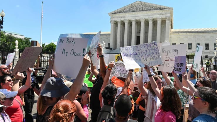 הפגנה מחוץ לבית המשפט העליון ב ארה"ב וושינגטון איסור הפלות