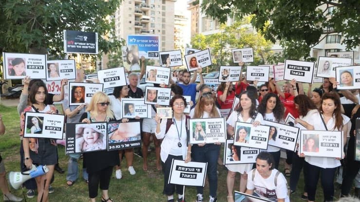 הפגנה נגד אלימות נגד נשים מול ביתו של יאיר לפיד