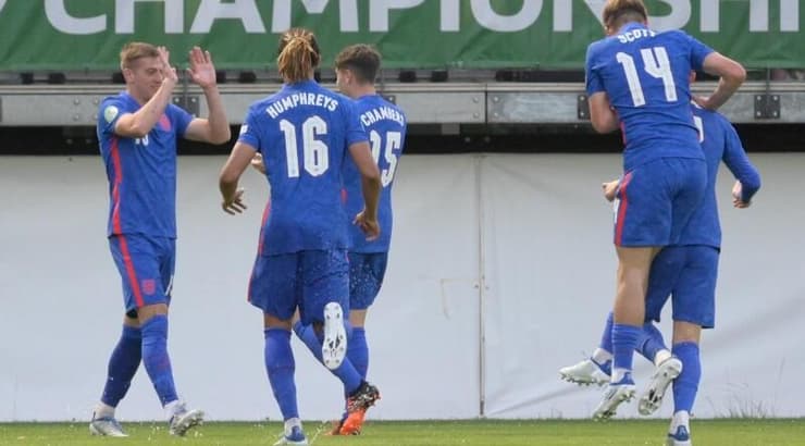 נבחרת אנגליה חוגגת את שער היתרון