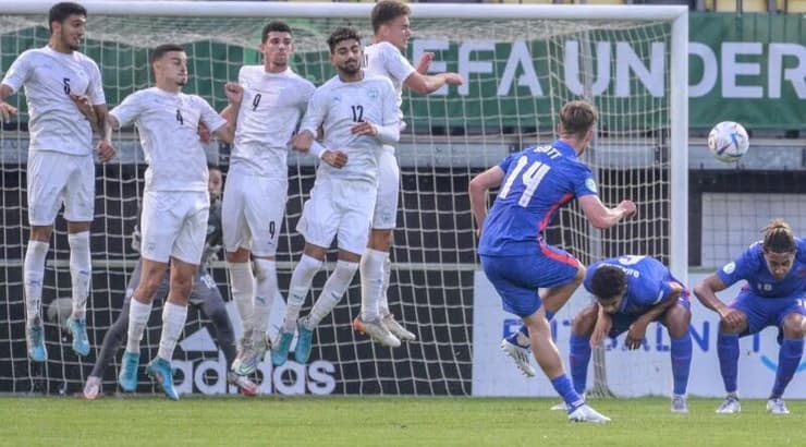 אלכס סקוט בועט