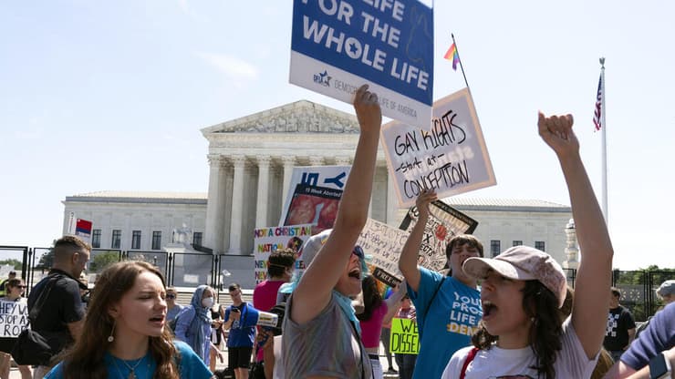 מפגינות הפגנה מול בית המשפט העליון ב ארה"ב אחרי פסיקה נגד הפלות