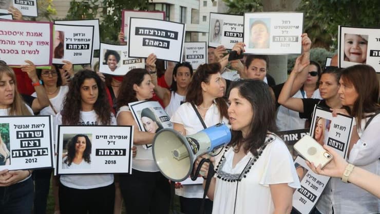 הפגנה נגד אלימות נגד נשים מול ביתו של יאיר לפיד