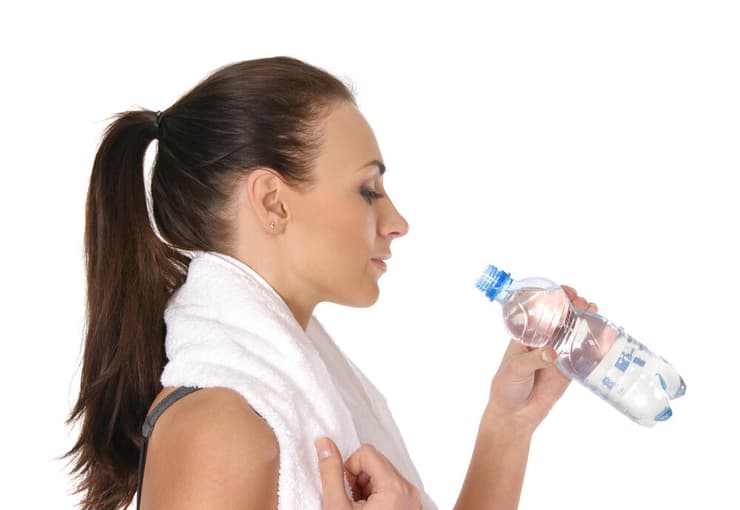 מים מכון כושר פעילות גופנית שתייה צמא מים מינרלים