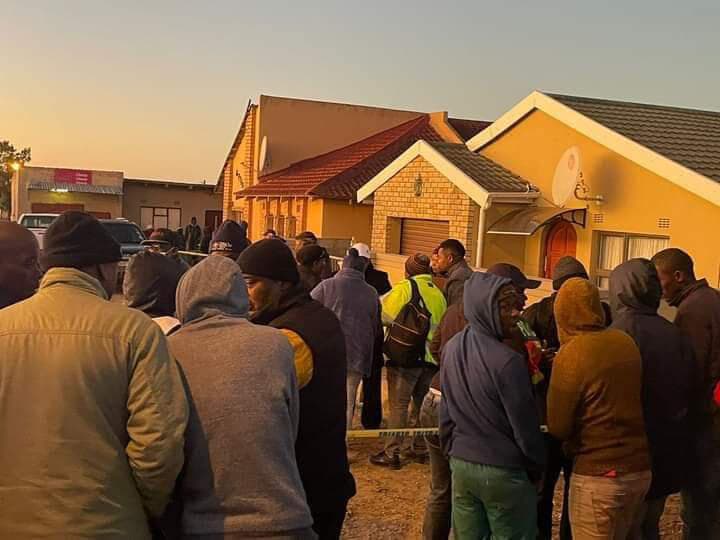 דרום אפריקה איסט לונדון מחוץ למועדון שבו נמצאו 20 צעירים ללא רוח חיים