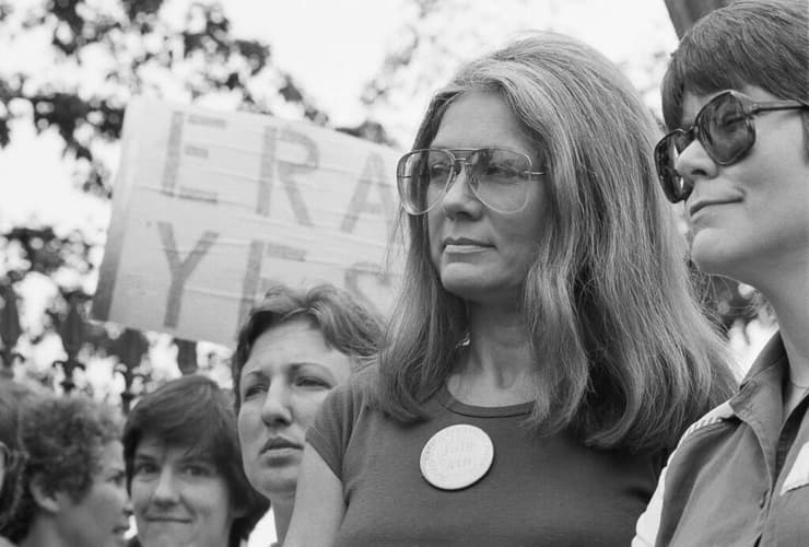 גלוריה סטיינם פעילה פמיניסטית ארכיון 1981 בעצרת מול הבית הלבן