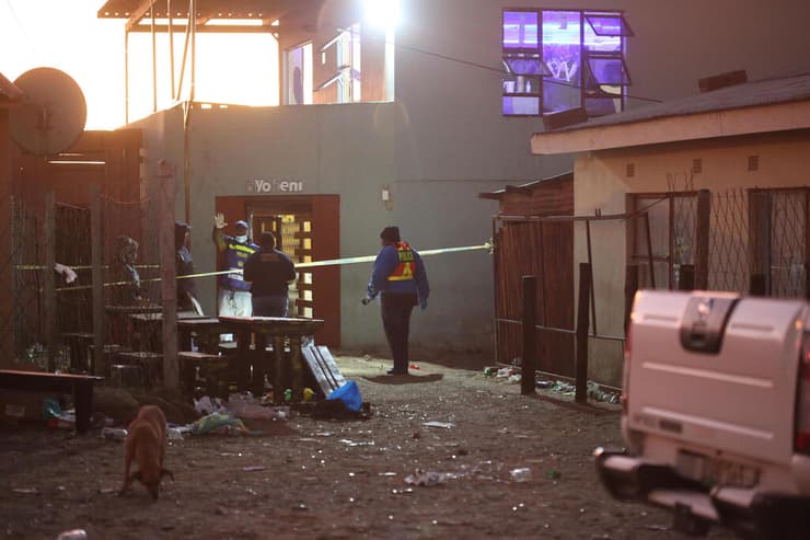 דרום אפריקה אסון 21 בני נוער מתים ב טברנה ב איסט לונדון