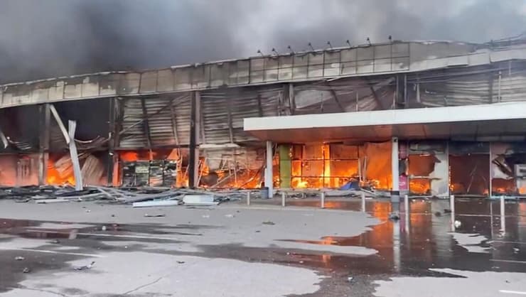 מרכז קניות ב קרמנצ'וק אוקראינה הופצץ על ידי רוסיה