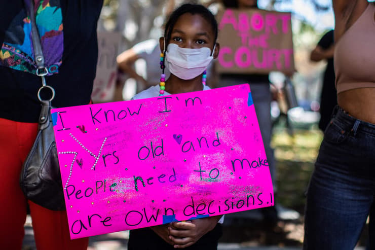 הפגנה מפגינים נגד ביטול פסק הדין שהתיר לבצע הפלה הפלות ברחבי ארה"ב ב לוס אנג'לס 26 ביוני