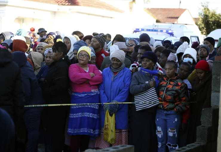 דרום אפריקה אסון 21 בני נוער מתים ב טברנה ב איסט לונדון